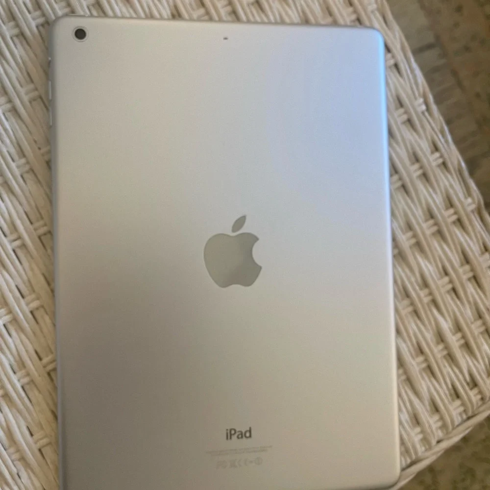 Apple®️ iPad Air, White/Silver